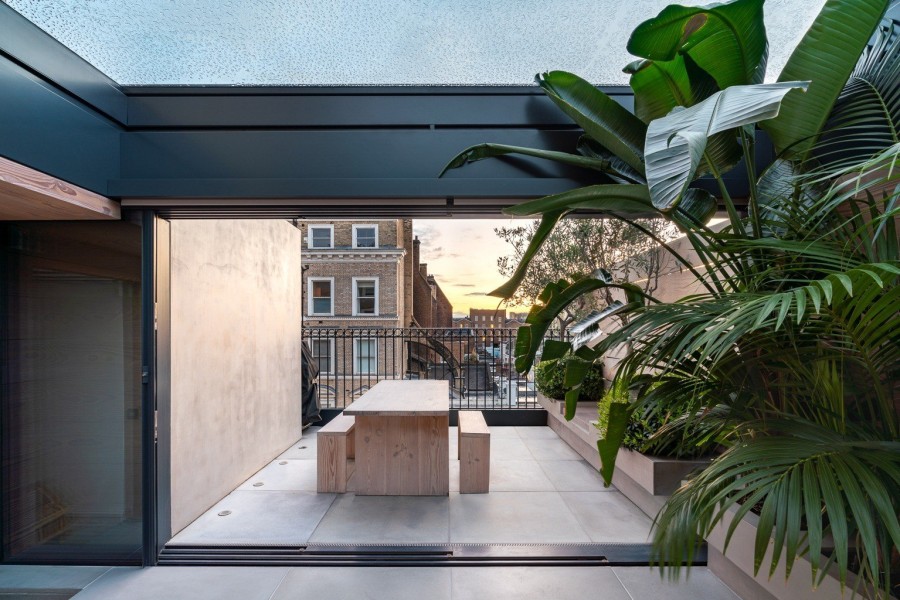 Floating red residence: Μια σύγχρονη κατοικία στο Λονδίνο που εντυπωσιάζει με τις statement λεπτομέρειες - Φωτογραφία 1