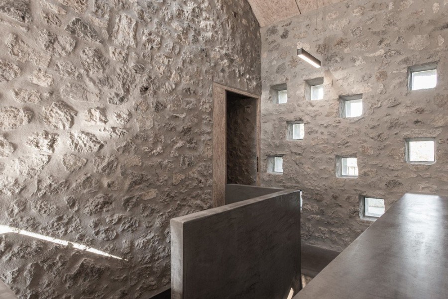 Rural House: Mια κατοικία στην Πελοπόννησο που αναδεικνύει άψογα τα φυσικά υλικά της περιοχής- Φωτογραφία 4