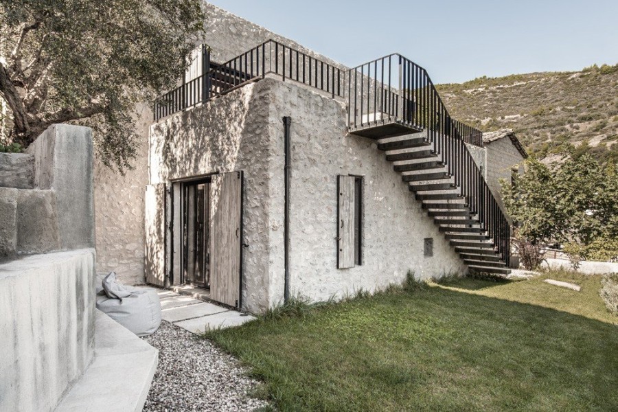 Rural House: Mια κατοικία στην Πελοπόννησο που αναδεικνύει άψογα τα φυσικά υλικά της περιοχής- Φωτογραφία 1