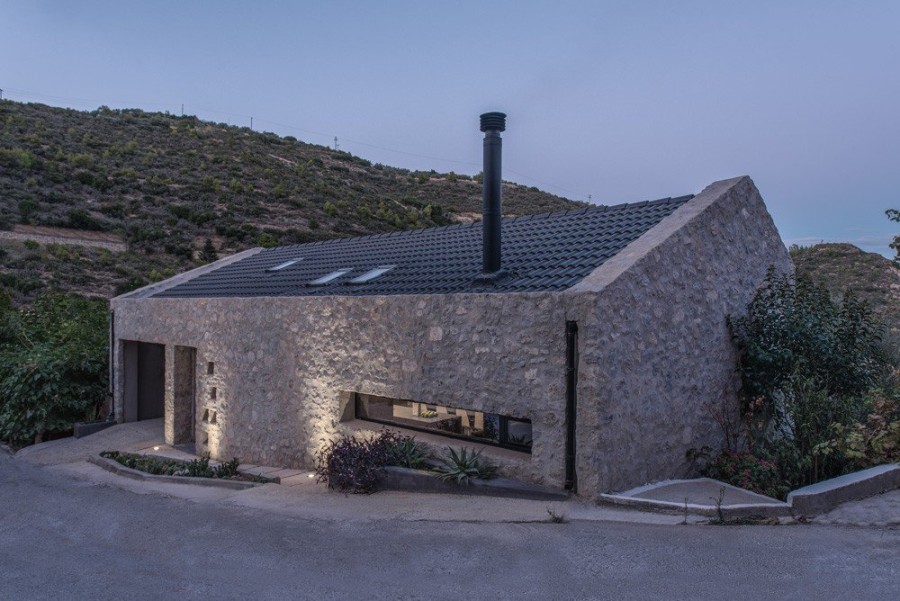 Rural House: Mια κατοικία στην Πελοπόννησο που αναδεικνύει άψογα τα φυσικά υλικά της περιοχής- Φωτογραφία 5