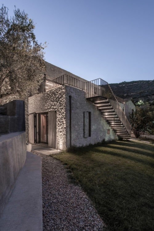 Rural House: Mια κατοικία στην Πελοπόννησο που αναδεικνύει άψογα τα φυσικά υλικά της περιοχής- Φωτογραφία 2