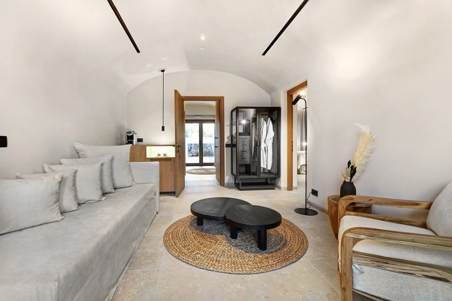 Το νέο, πολυτελές resort που προσφέρει μια ολιστική εμπειρία διαμονής στην ονειρική Σαντορίνη- Φωτογραφία 1