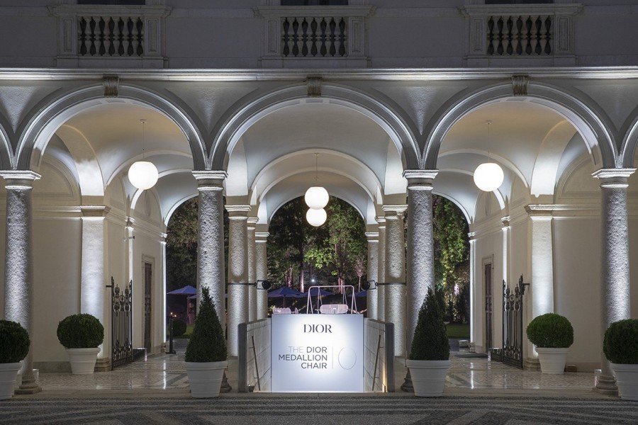 H Dior Medaillon chair ανασχεδιάστηκε από τους σπουδαιότερους designers του κόσμου- Φωτογραφία 4