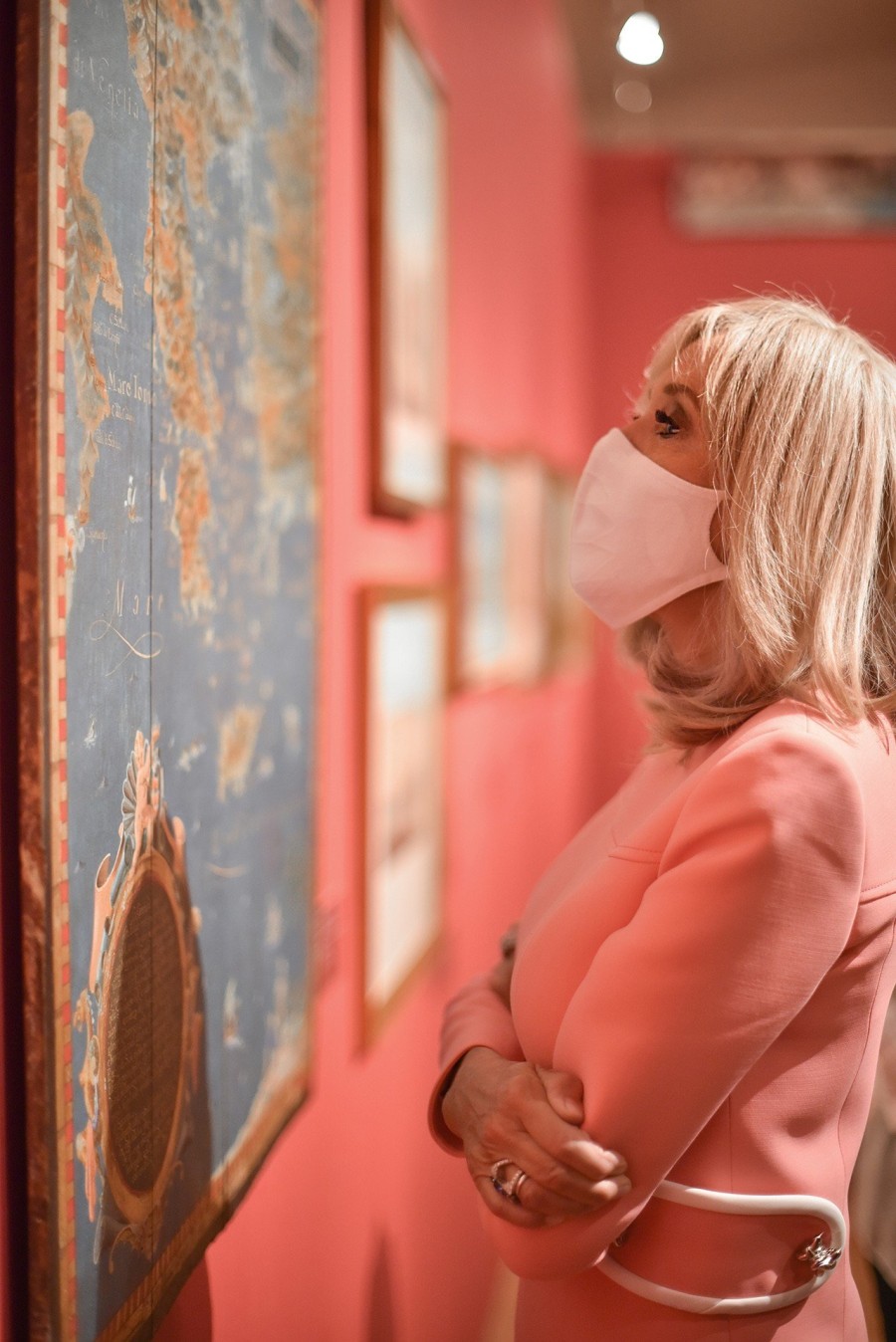 Η Πρώτη Κυρία της Γαλλίας, Brigitte Macron, ξεναγήθηκε στη μεγάλη επετειακή έκθεση «1821 Πριν και Μετά» στην Αθήνα- Φωτογραφία 4