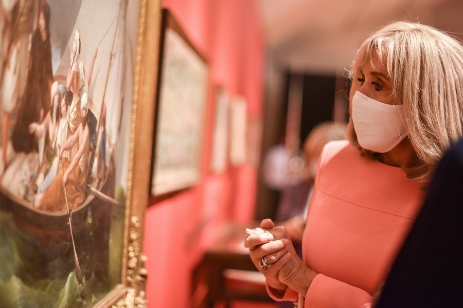 Η Πρώτη Κυρία της Γαλλίας, Brigitte Macron, ξεναγήθηκε στη μεγάλη επετειακή έκθεση «1821 Πριν και Μετά» στην Αθήνα- Φωτογραφία 2