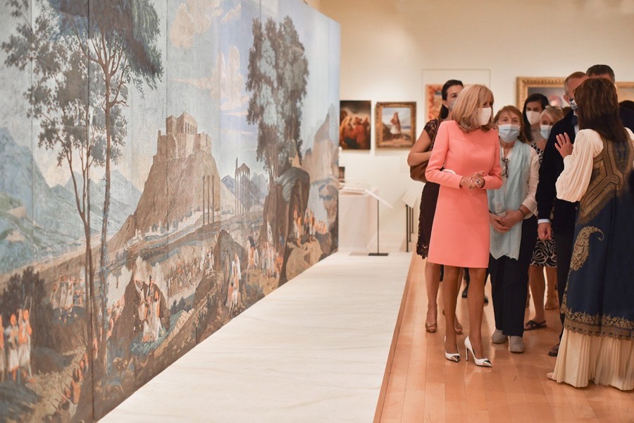 Η Πρώτη Κυρία της Γαλλίας, Brigitte Macron, ξεναγήθηκε στη μεγάλη επετειακή έκθεση «1821 Πριν και Μετά» στην Αθήνα- Φωτογραφία 3