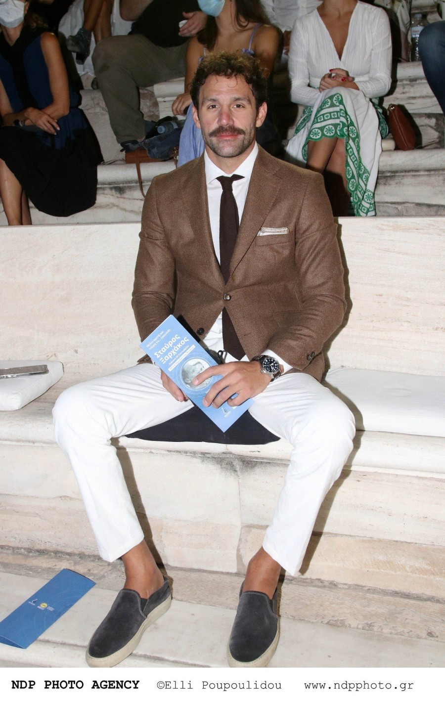 To Ηρώδειο «πλημμύρισε» με μουσικές που επιμελήθηκε ο Σταύρος Ξαρχάκος για τα 200 χρόνια Δημοτικό τραγούδι - Φωτογραφία 3