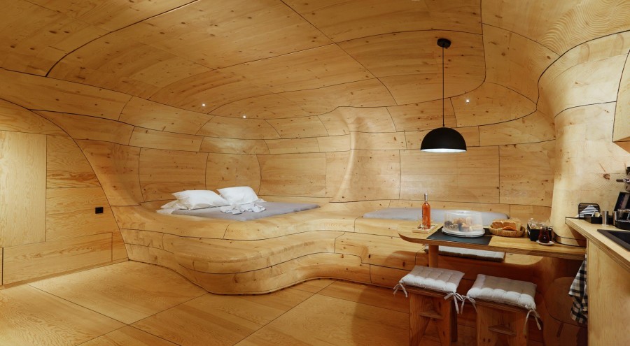 Μια εντυπωσιακή σουίτα που θυμίζει σπηλιά σε ένα mountain resort στη Νότια Ελλάδα - Φωτογραφία 2