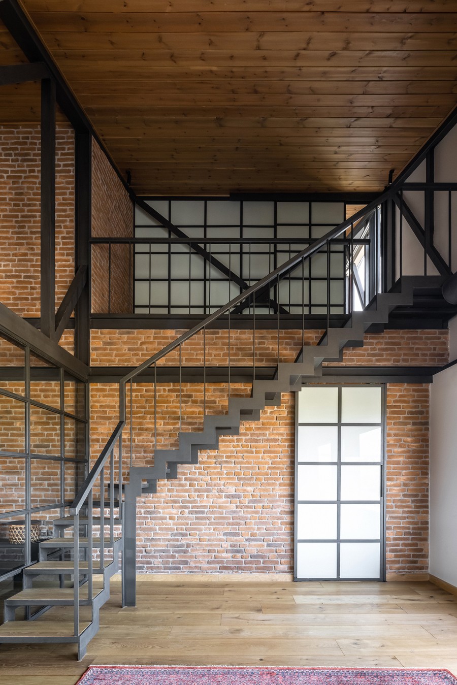 Νεοϋορκέζικη αύρα σε έναν αποθηκευτικό χώρο που μετατράπηκε σε εντυπωσιακό loft στη Βόρεια Ελλάδα- Φωτογραφία 1