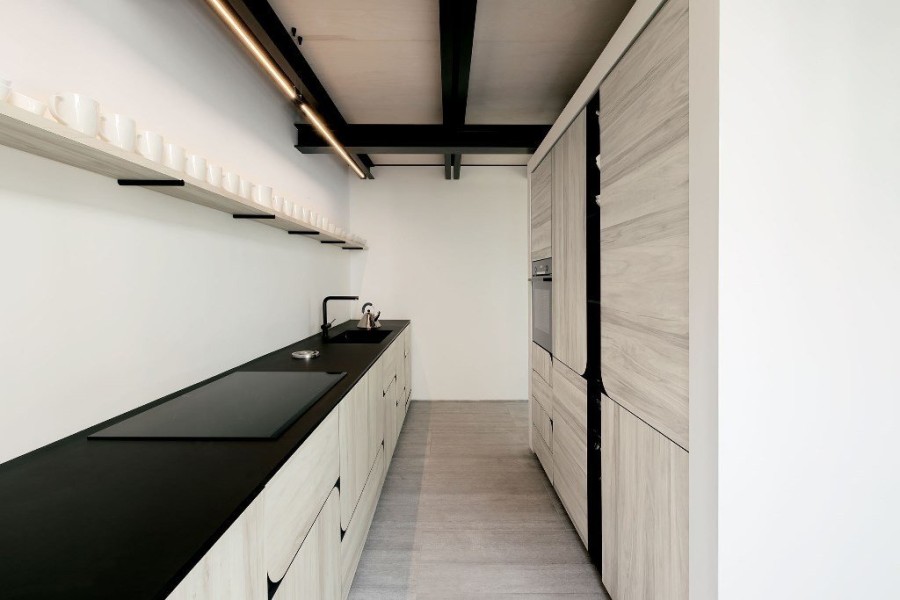 Δείτε πώς ένας βιομηχανικός χώρος στο Τορίνο μετατράπηκε σε ένα σύγχρονο σπίτι  - Φωτογραφία 9