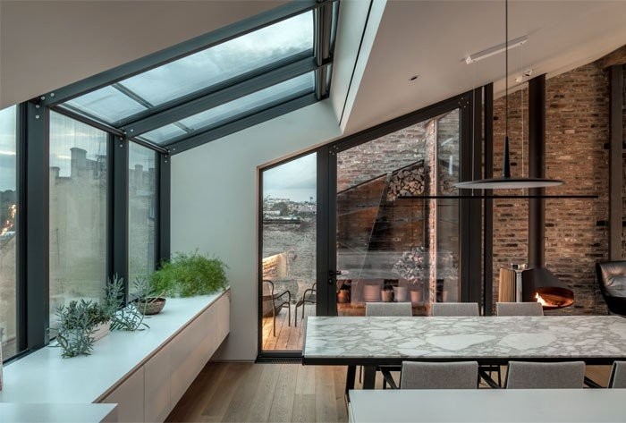 «Χαθείτε» σε ένα φανταστικό ρετιρέ όπου το παιχνίδι του φωτός αποτελεί μέρος της διακόσμησης - Φωτογραφία 2