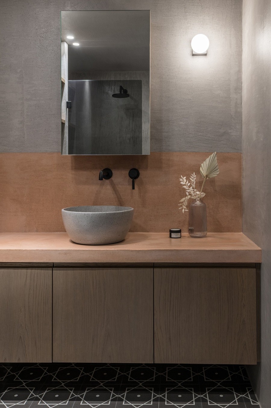 Ένα υπερσύγχρονο διαμέρισμα στη Θεσσαλονίκη σε γήινους τόνους  - Φωτογραφία 2