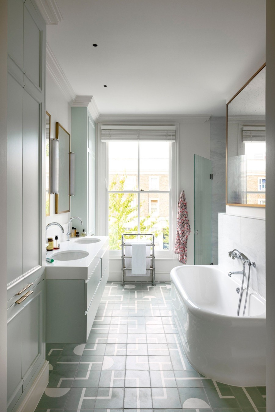 Μια κατοικία που συνδυάζει τον chic χαρακτήρα με τα έντονα χρώματα- Φωτογραφία 2