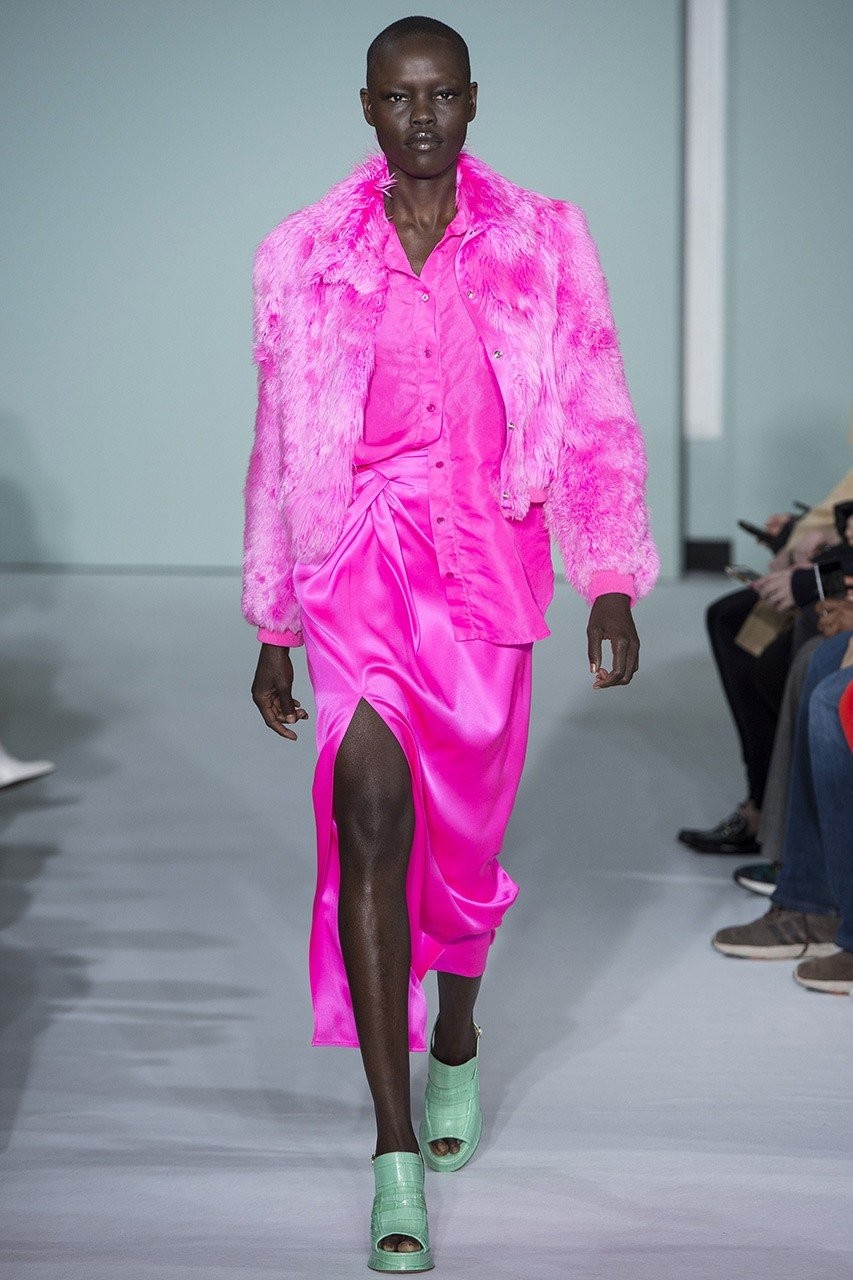 Ροζ κυριαρχία στις πασαρέλες για την περίοδο  FW17 - Φωτογραφία 10