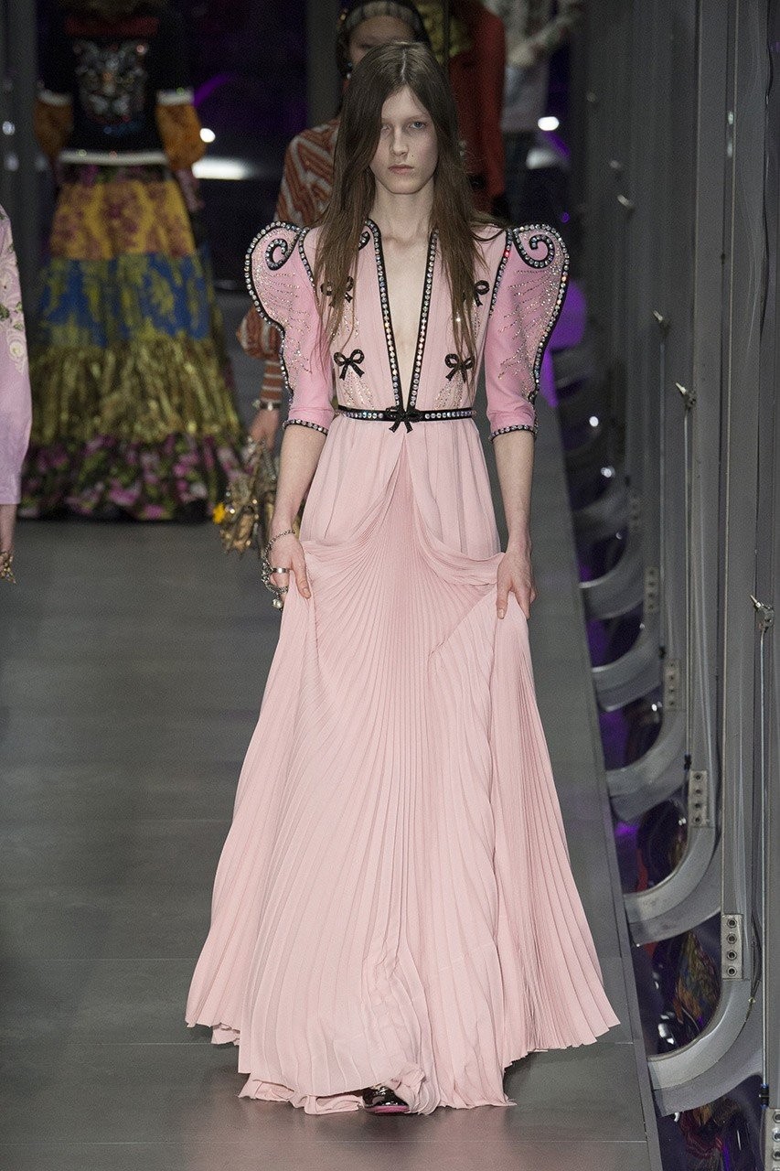 Ροζ κυριαρχία στις πασαρέλες για την περίοδο  FW17 - Φωτογραφία 9