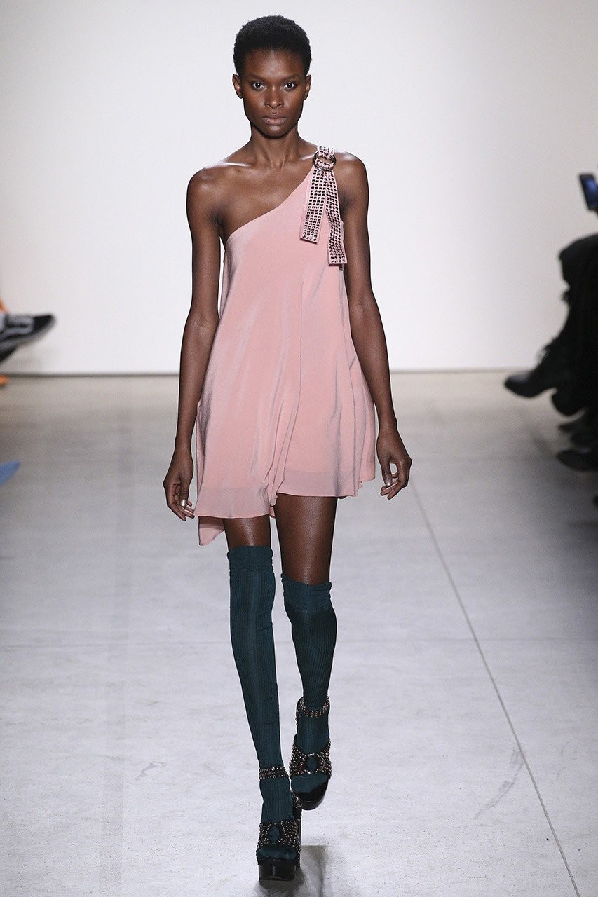 Ροζ κυριαρχία στις πασαρέλες για την περίοδο  FW17 - Φωτογραφία 4