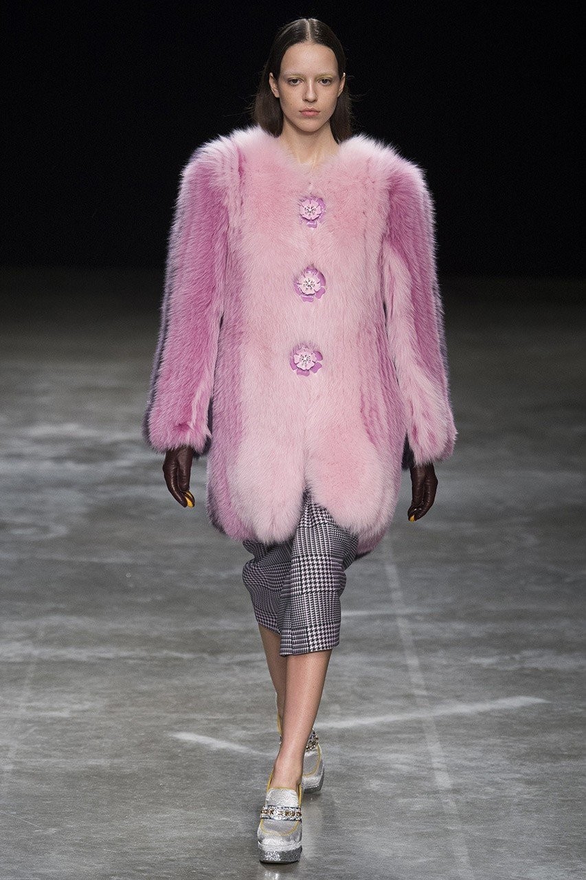 Ροζ κυριαρχία στις πασαρέλες για την περίοδο  FW17 - Φωτογραφία 6