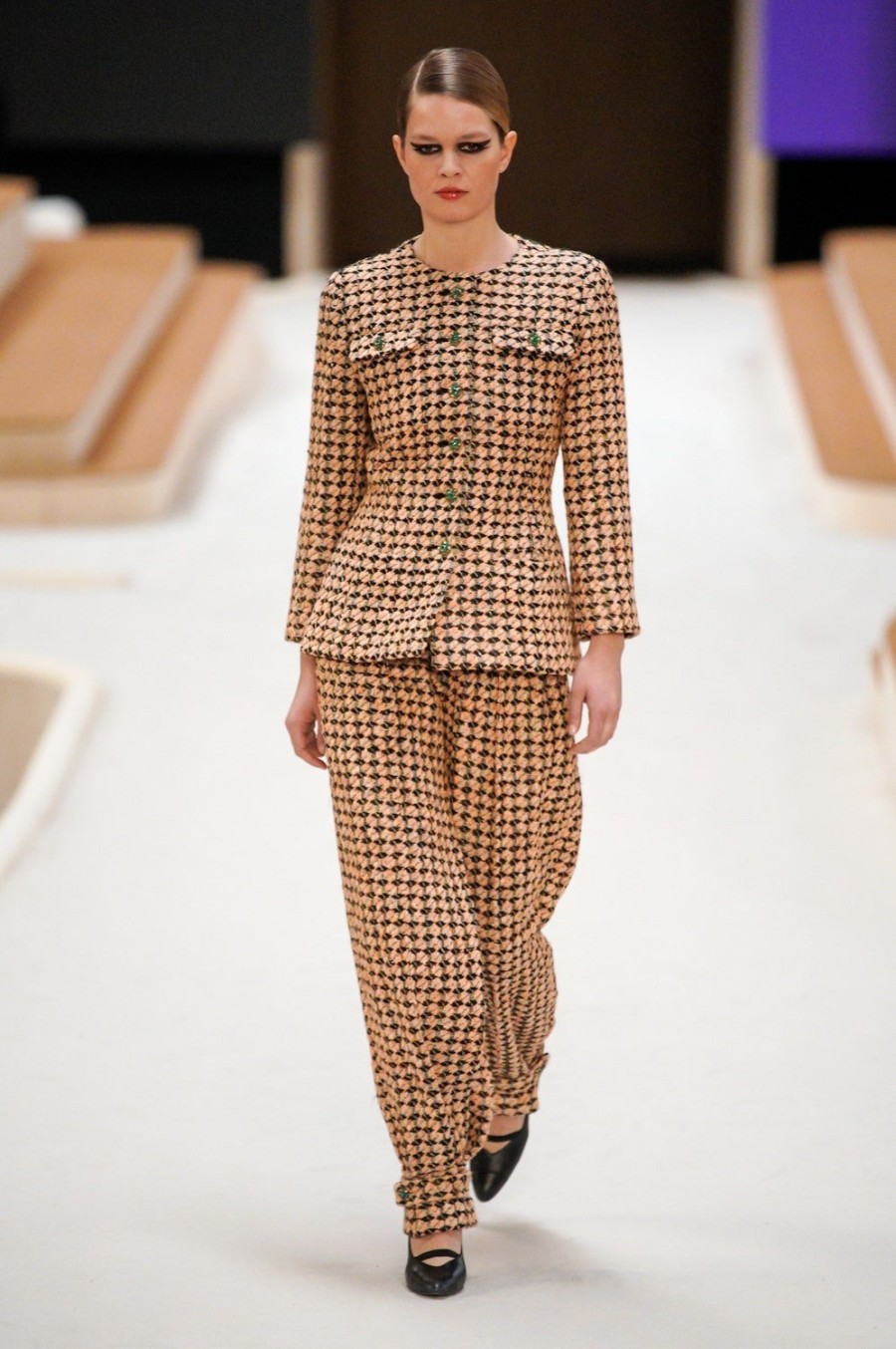 Chanel SS22 Haute Couture: Η Charlotte Casiraghi άνοιξε το show πάνω σε άλογο - Φωτογραφία 2