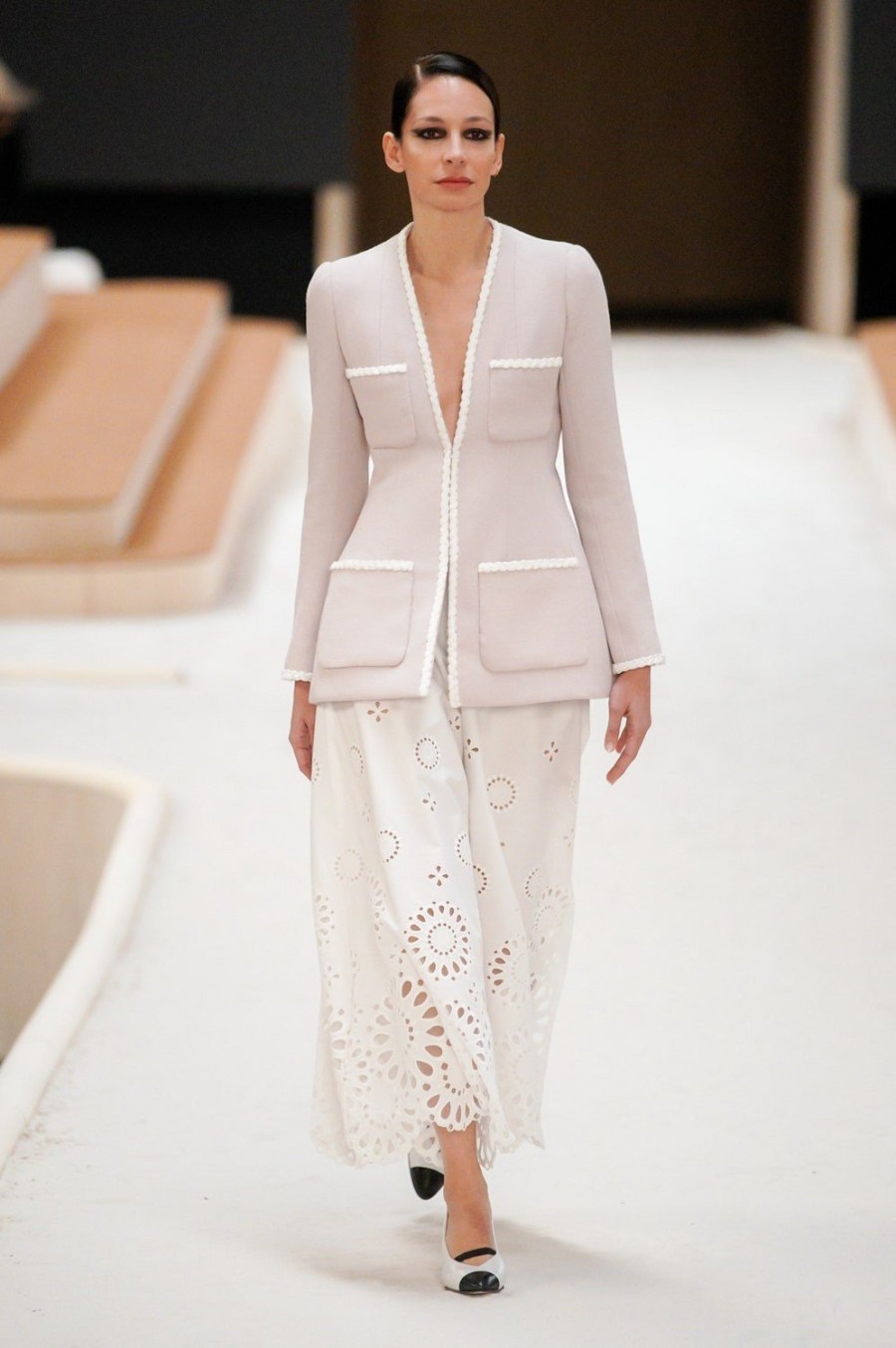 Chanel SS22 Haute Couture: Η Charlotte Casiraghi άνοιξε το show πάνω σε άλογο - Φωτογραφία 4