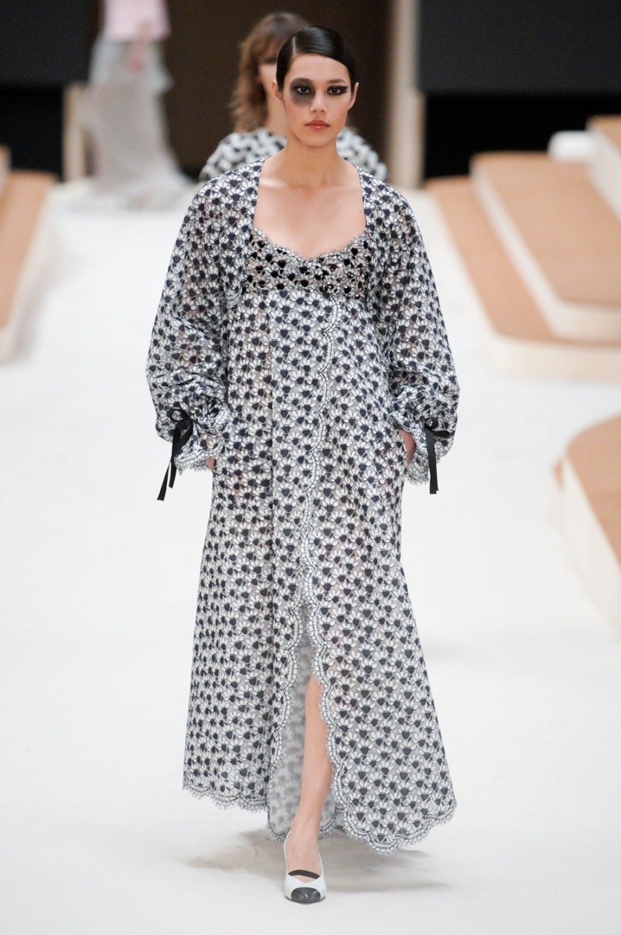 Chanel SS22 Haute Couture: Η Charlotte Casiraghi άνοιξε το show πάνω σε άλογο - Φωτογραφία 24
