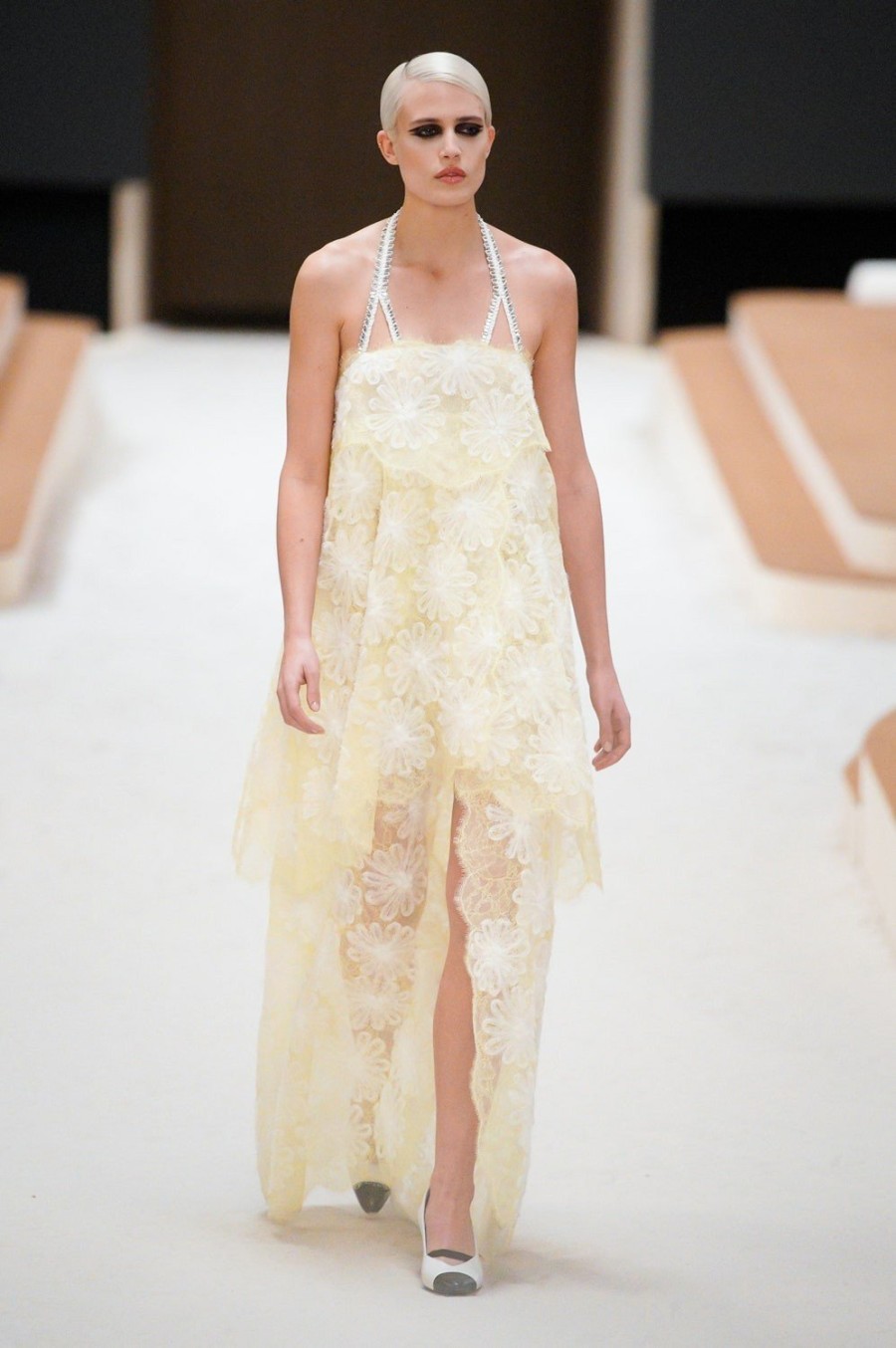Chanel SS22 Haute Couture: Η Charlotte Casiraghi άνοιξε το show πάνω σε άλογο - Φωτογραφία 26