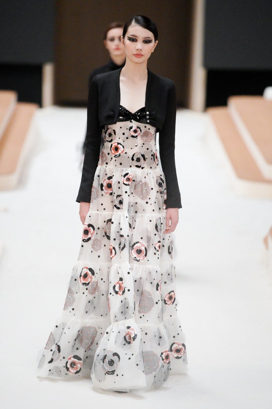 Chanel SS22 Haute Couture: Η Charlotte Casiraghi άνοιξε το show πάνω σε άλογο - Φωτογραφία 29