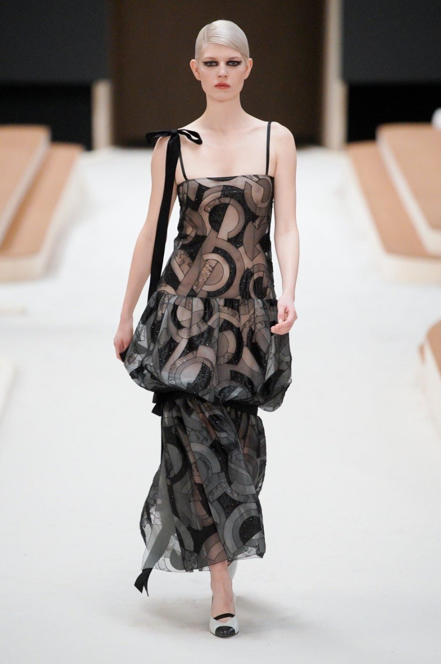 Chanel SS22 Haute Couture: Η Charlotte Casiraghi άνοιξε το show πάνω σε άλογο - Φωτογραφία 37
