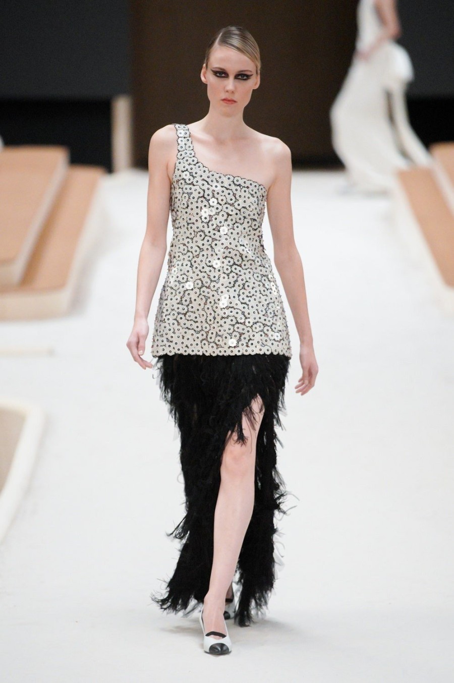 Chanel SS22 Haute Couture: Η Charlotte Casiraghi άνοιξε το show πάνω σε άλογο - Φωτογραφία 39