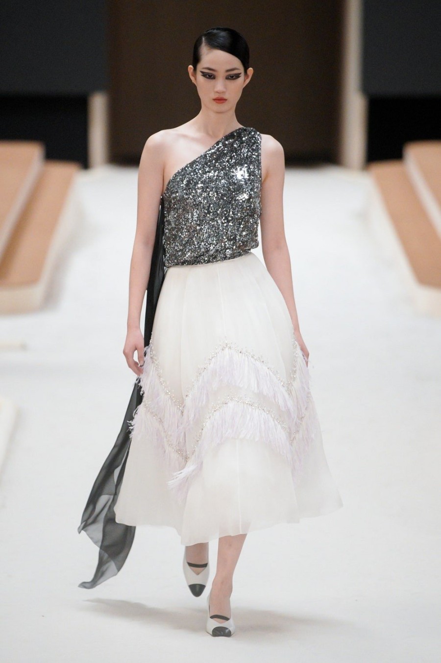 Chanel SS22 Haute Couture: Η Charlotte Casiraghi άνοιξε το show πάνω σε άλογο - Φωτογραφία 43