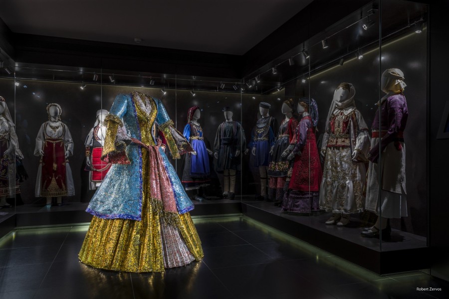 Universal Art: Ο διεθνώς διακεκριμένος γλύπτης, Νίκος Φλώρος, μιλάει για την επετειακή έκθεση «Ήρωες από μέταλλο»- Φωτογραφία 2