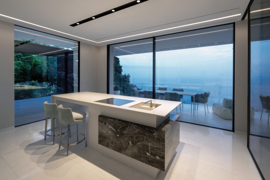 Villa Lea: Ένα αρχιτεκτονικό «κόσμημα» στους υπέροχους όρμους της Κυανής Ακτής  - Φωτογραφία 12