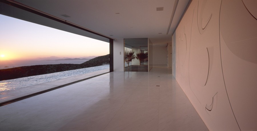 Μια σαγηνευτική κατοικία στη Σαρωνίδα «υποκλίνεται» στον εκλεπτυσμένο μοντερνισμό- Φωτογραφία 2