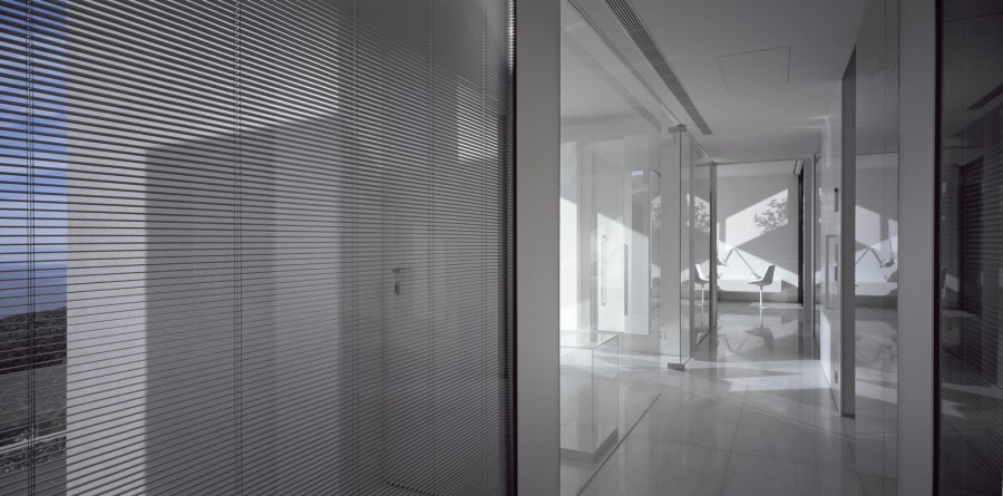 Μια σαγηνευτική κατοικία στη Σαρωνίδα «υποκλίνεται» στον εκλεπτυσμένο μοντερνισμό- Φωτογραφία 4