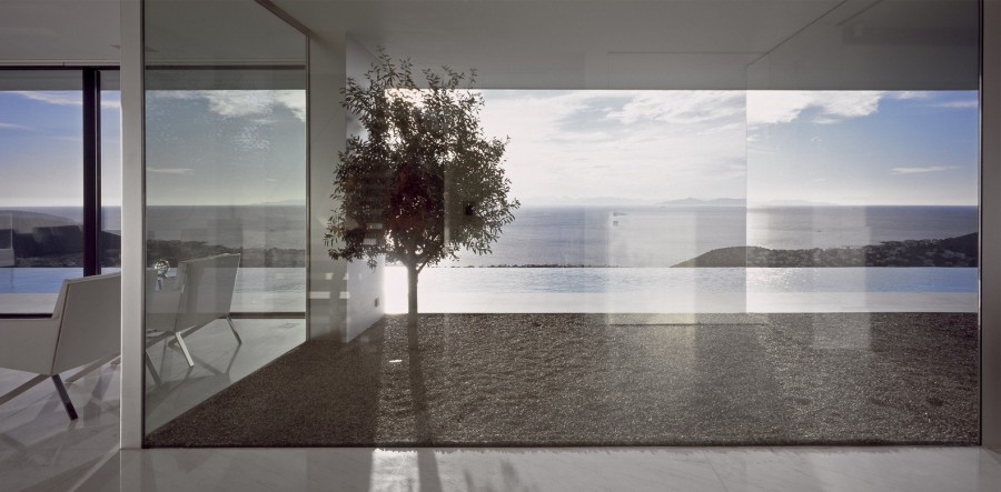 Μια σαγηνευτική κατοικία στη Σαρωνίδα «υποκλίνεται» στον εκλεπτυσμένο μοντερνισμό- Φωτογραφία 1