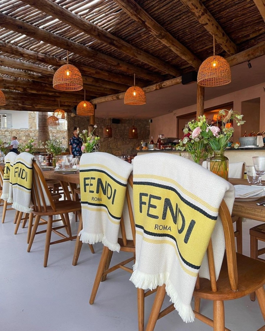 Fendi X Mykonos: Το διάσημο brand άνοιξε την πρώτη του boutique στην Ελλάδα - Φωτογραφία 5