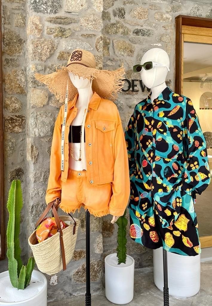 Peek inside στη νέα boutique του οίκου Loewe στη Μύκονο- Φωτογραφία 1