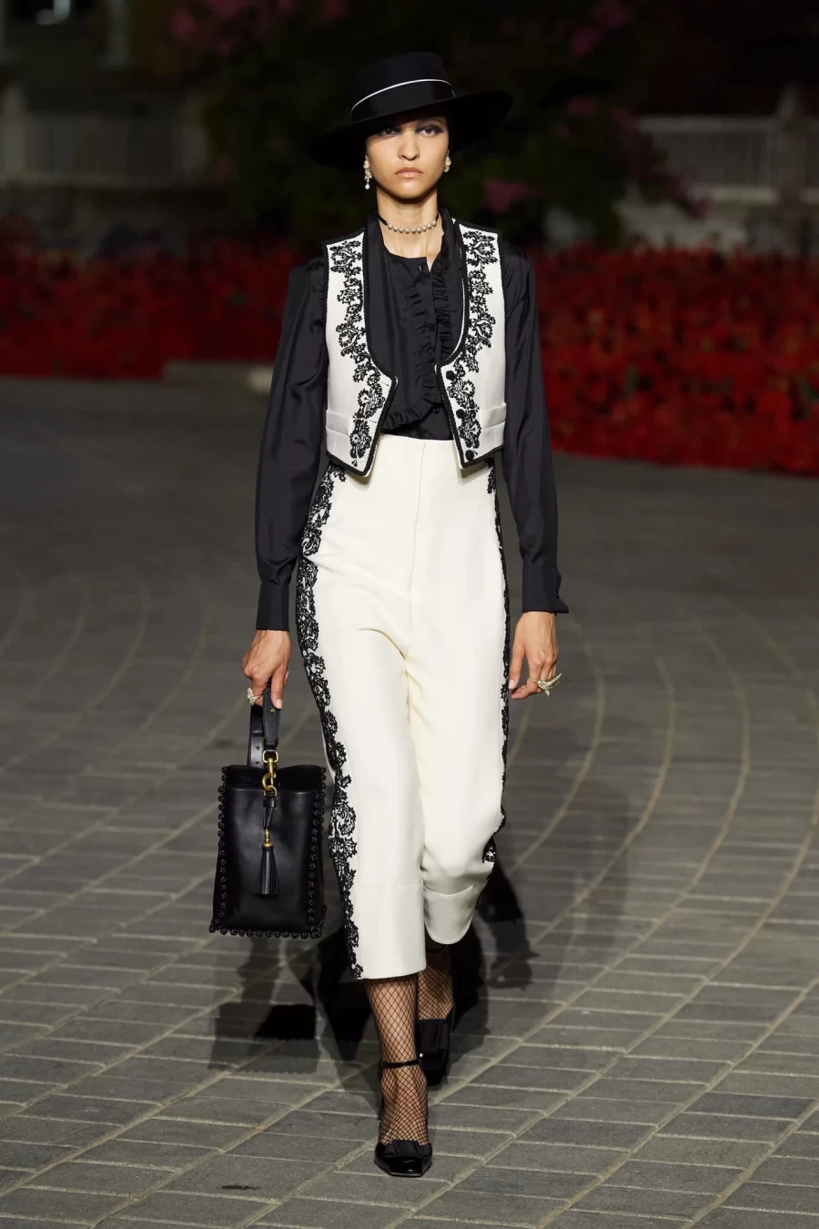 Dior Cruise 2023: Η Maria Grazia Chiuri παρουσίασε ένα show-ωδή στη Σεβίλλη με σιλουέτες εμπνευσμένες από το φλαμένκο- Φωτογραφία 2