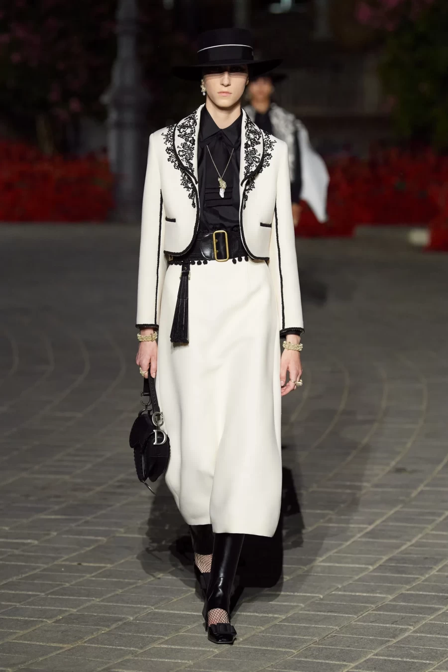 Dior Cruise 2023: Η Maria Grazia Chiuri παρουσίασε ένα show-ωδή στη Σεβίλλη με σιλουέτες εμπνευσμένες από το φλαμένκο- Φωτογραφία 3