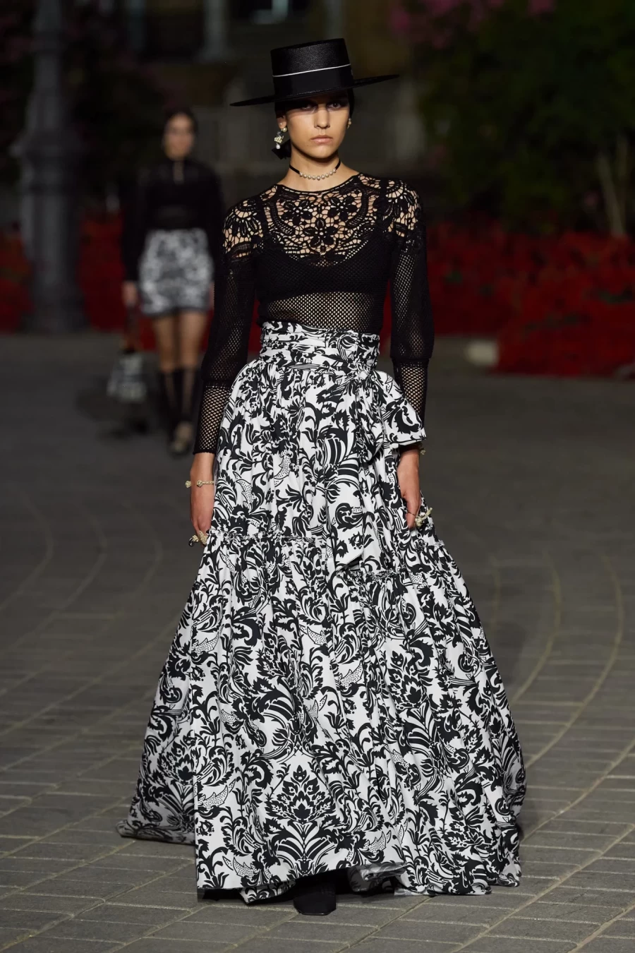 Dior Cruise 2023: Η Maria Grazia Chiuri παρουσίασε ένα show-ωδή στη Σεβίλλη με σιλουέτες εμπνευσμένες από το φλαμένκο- Φωτογραφία 10