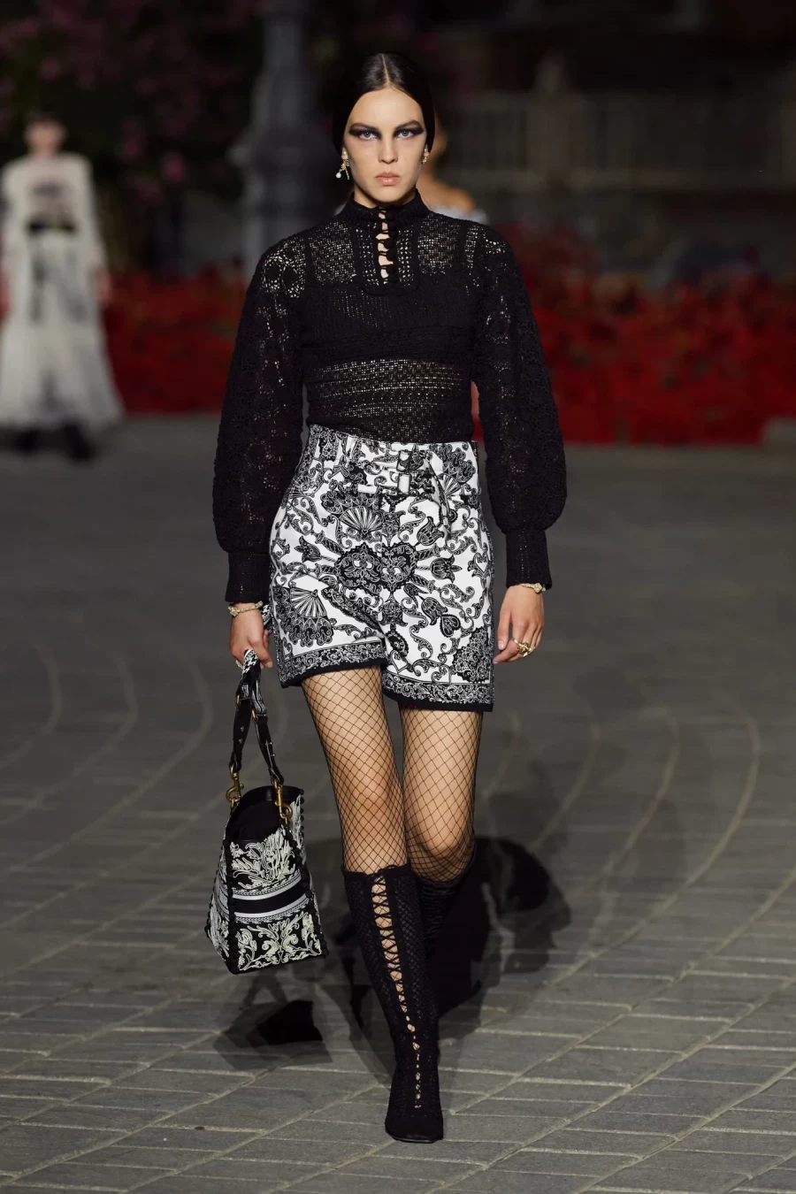 Dior Cruise 2023: Η Maria Grazia Chiuri παρουσίασε ένα show-ωδή στη Σεβίλλη με σιλουέτες εμπνευσμένες από το φλαμένκο- Φωτογραφία 11