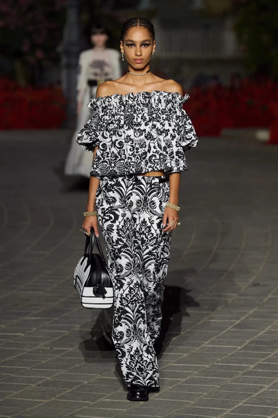 Dior Cruise 2023: Η Maria Grazia Chiuri παρουσίασε ένα show-ωδή στη Σεβίλλη με σιλουέτες εμπνευσμένες από το φλαμένκο- Φωτογραφία 12