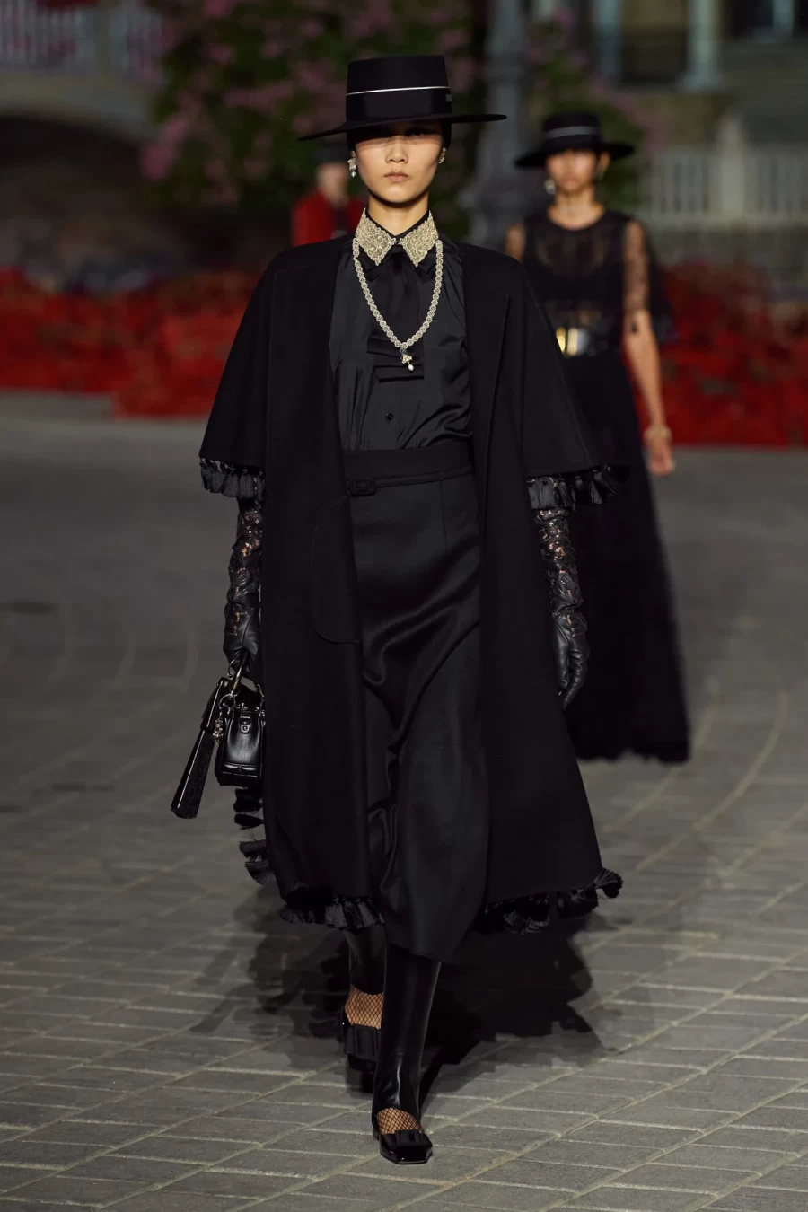 Dior Cruise 2023: Η Maria Grazia Chiuri παρουσίασε ένα show-ωδή στη Σεβίλλη με σιλουέτες εμπνευσμένες από το φλαμένκο- Φωτογραφία 20