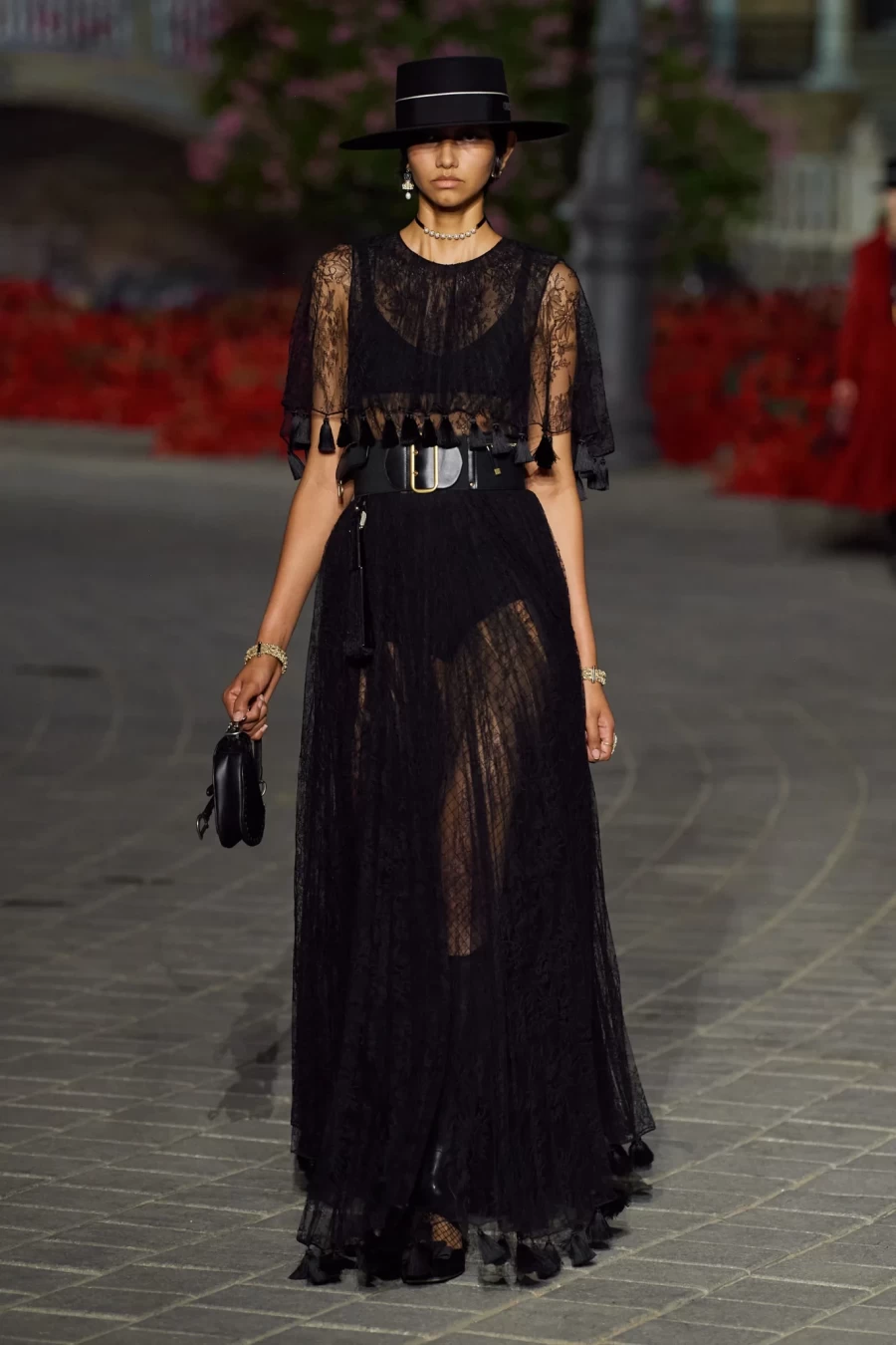 Dior Cruise 2023: Η Maria Grazia Chiuri παρουσίασε ένα show-ωδή στη Σεβίλλη με σιλουέτες εμπνευσμένες από το φλαμένκο- Φωτογραφία 21