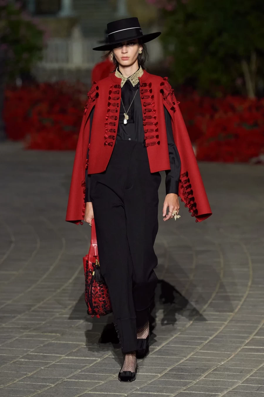 Dior Cruise 2023: Η Maria Grazia Chiuri παρουσίασε ένα show-ωδή στη Σεβίλλη με σιλουέτες εμπνευσμένες από το φλαμένκο- Φωτογραφία 23