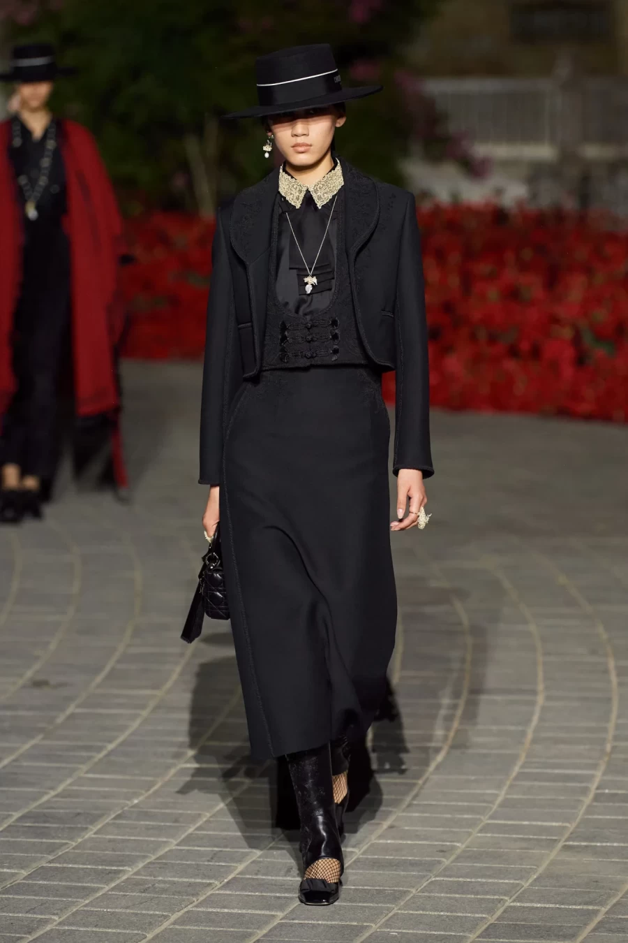 Dior Cruise 2023: Η Maria Grazia Chiuri παρουσίασε ένα show-ωδή στη Σεβίλλη με σιλουέτες εμπνευσμένες από το φλαμένκο- Φωτογραφία 26