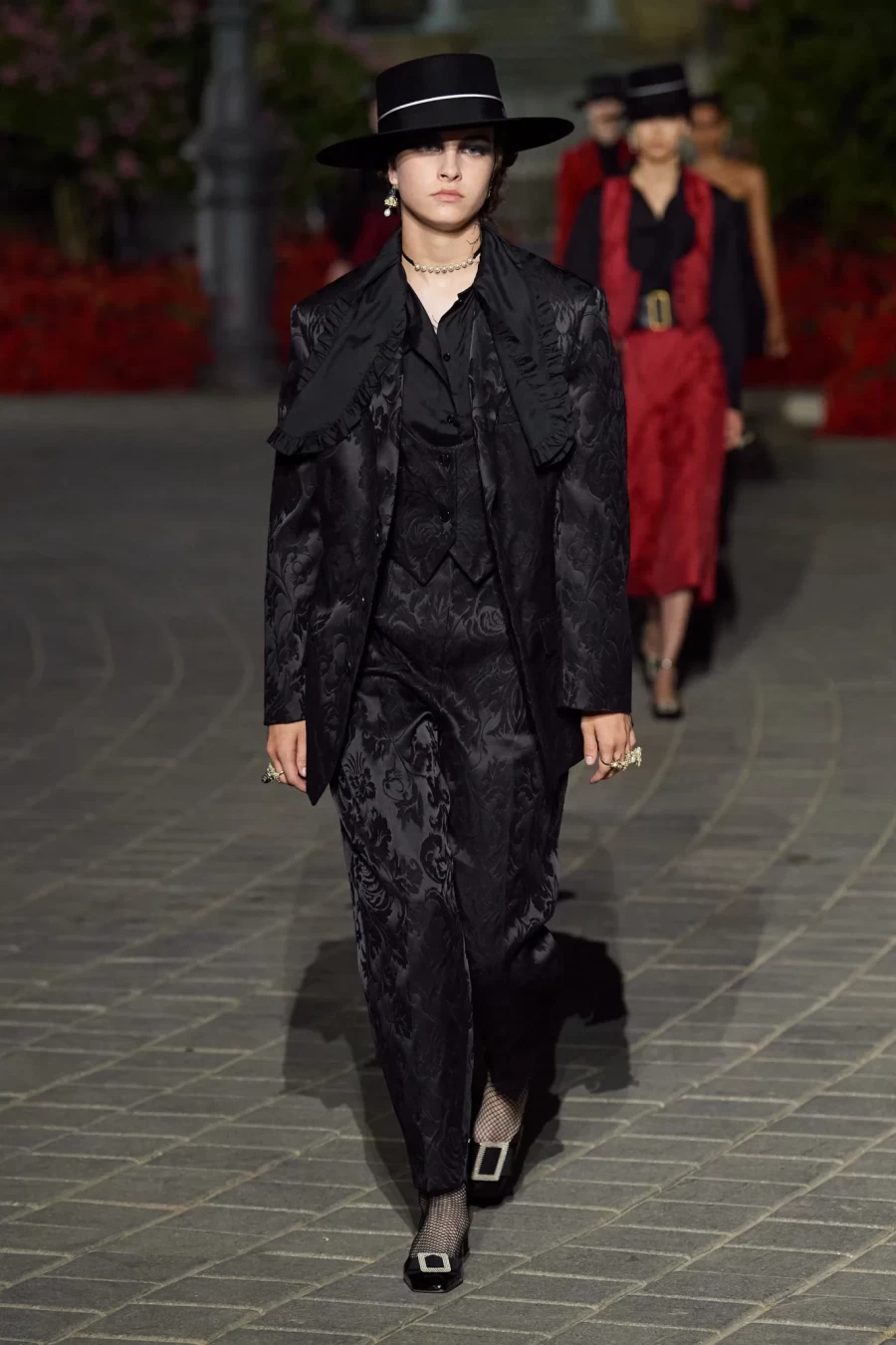 Dior Cruise 2023: Η Maria Grazia Chiuri παρουσίασε ένα show-ωδή στη Σεβίλλη με σιλουέτες εμπνευσμένες από το φλαμένκο- Φωτογραφία 28