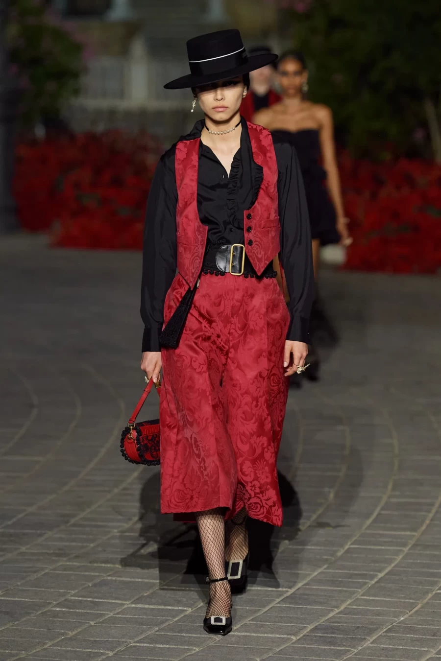 Dior Cruise 2023: Η Maria Grazia Chiuri παρουσίασε ένα show-ωδή στη Σεβίλλη με σιλουέτες εμπνευσμένες από το φλαμένκο- Φωτογραφία 29