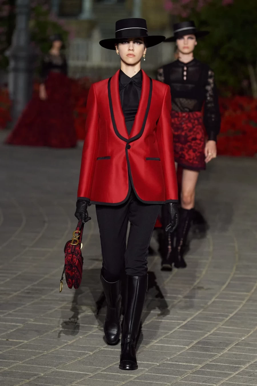 Dior Cruise 2023: Η Maria Grazia Chiuri παρουσίασε ένα show-ωδή στη Σεβίλλη με σιλουέτες εμπνευσμένες από το φλαμένκο- Φωτογραφία 31