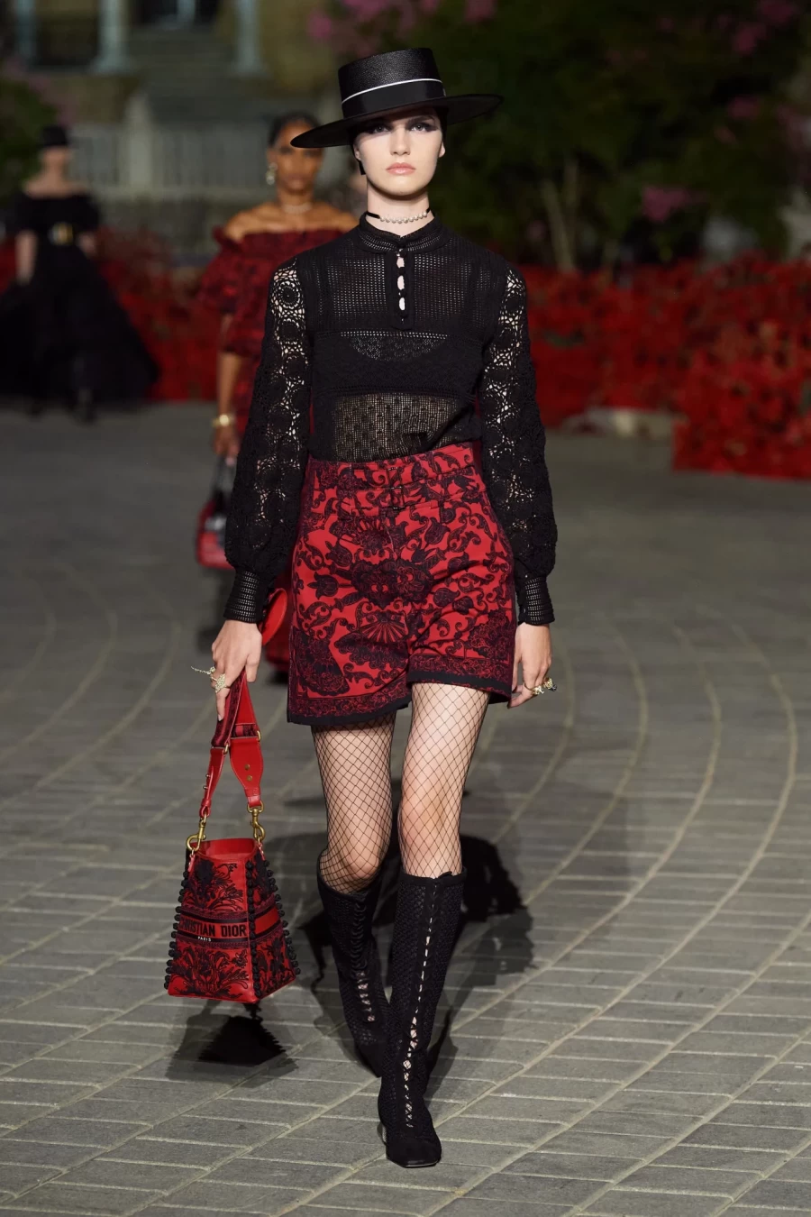 Dior Cruise 2023: Η Maria Grazia Chiuri παρουσίασε ένα show-ωδή στη Σεβίλλη με σιλουέτες εμπνευσμένες από το φλαμένκο- Φωτογραφία 32