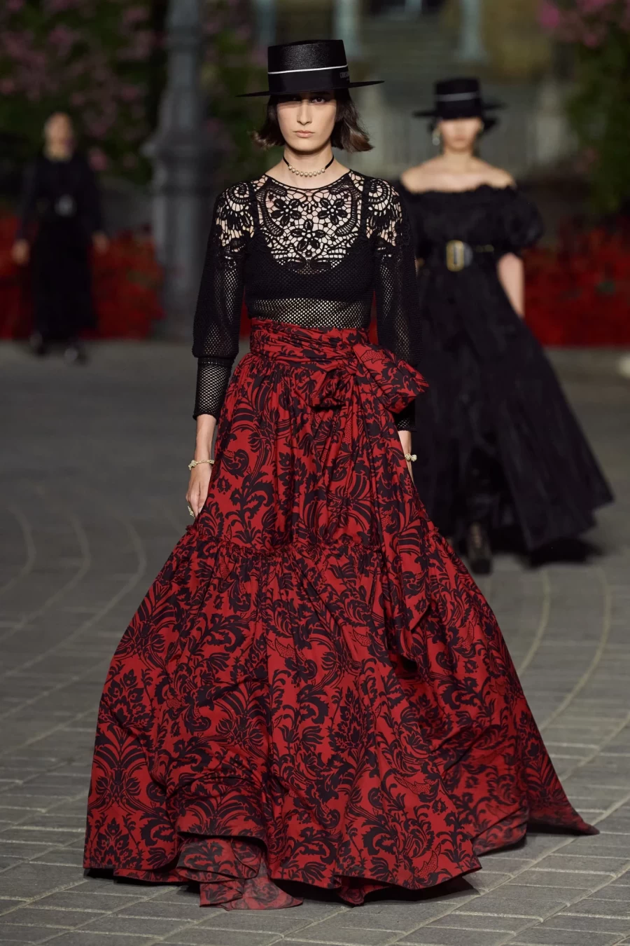 Dior Cruise 2023: Η Maria Grazia Chiuri παρουσίασε ένα show-ωδή στη Σεβίλλη με σιλουέτες εμπνευσμένες από το φλαμένκο- Φωτογραφία 34
